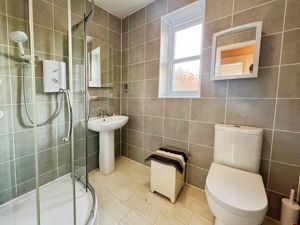 Shower room- click for photo gallery